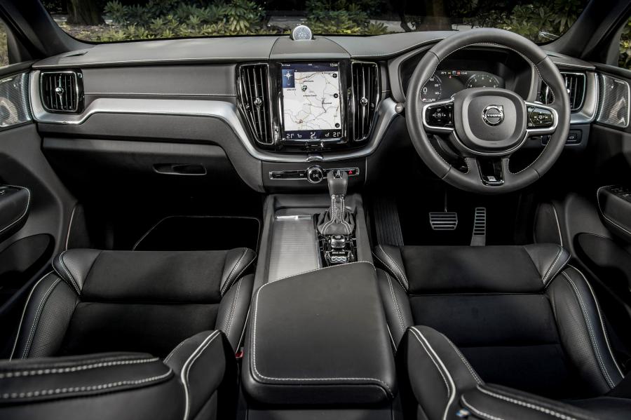 Торпедо Volvo XC60 T5 R-Design 2017 года  (UK) (фото 26 из 26)